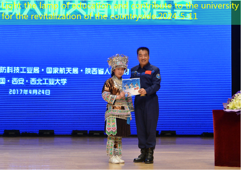 Wei Zhiyue (a pseudonym) took a photo with Zhang Xiaoguang, a hero astronaut at Northwestern University of Technology.Interviewee confession